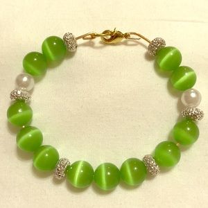 Beautiful green Bracelet with clasp closure.